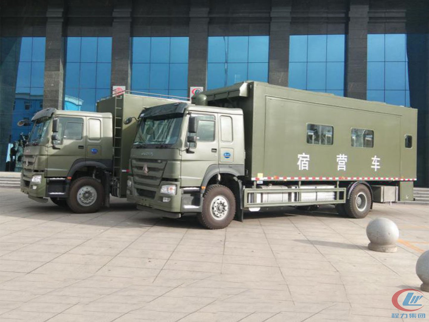 重汽豪沃宿營(yíng)車
