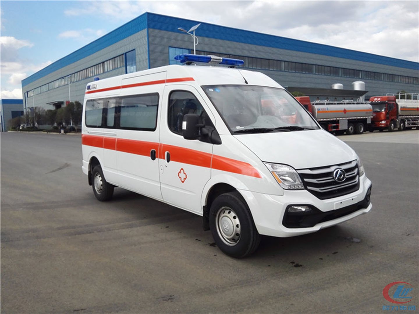 國六大通V80長軸中頂轉(zhuǎn)運(yùn)型救護(hù)車