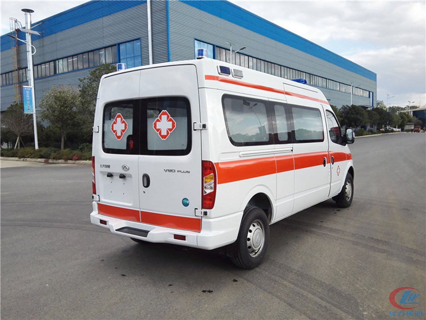 國六大通V80長軸中頂轉(zhuǎn)運(yùn)型救護(hù)車