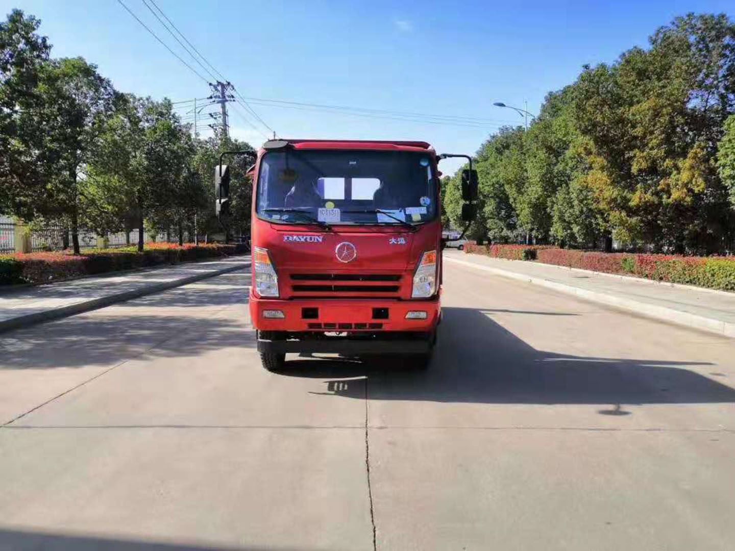 國六成都大運(yùn)黃牌平板運(yùn)輸車圖片