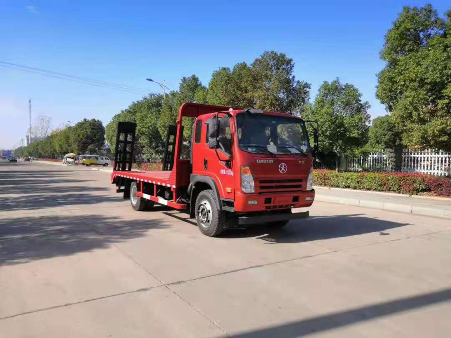 國六成都大運(yùn)黃牌平板運(yùn)輸車圖片