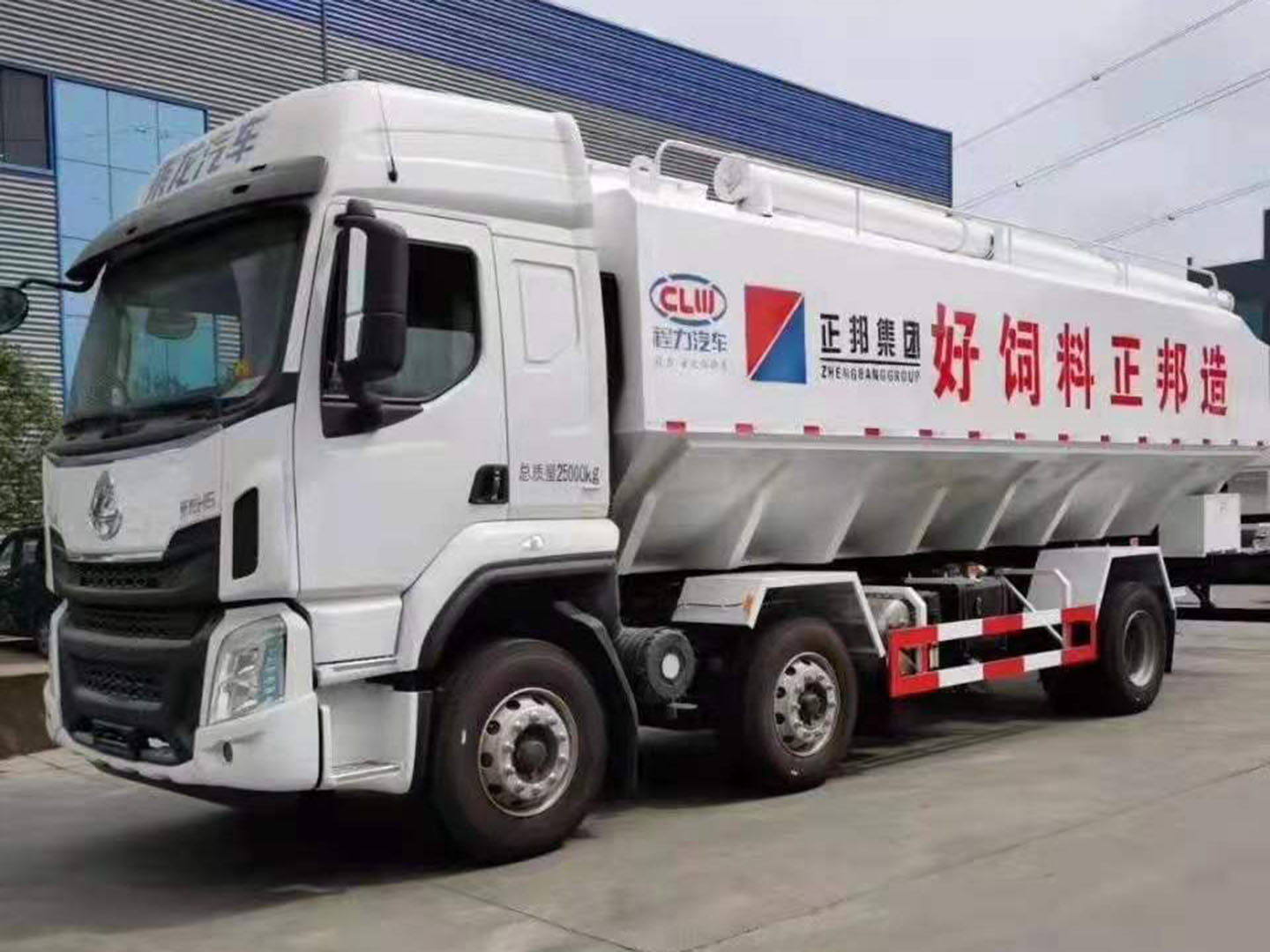 東風(fēng)柳汽乘龍30方散裝飼料車(chē)