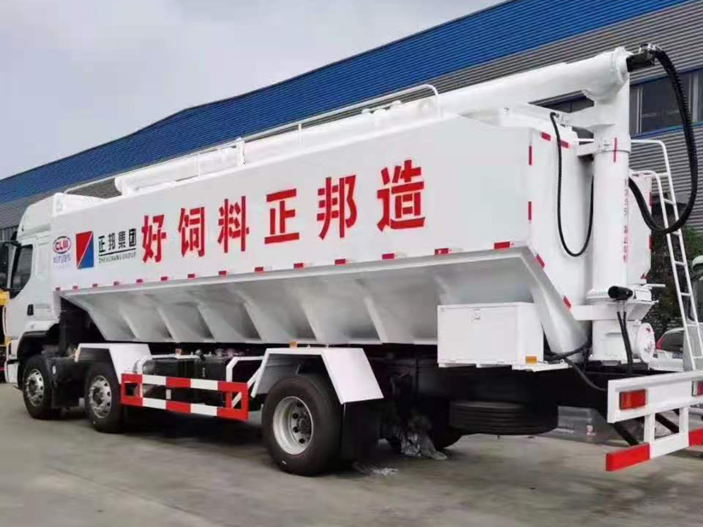 國(guó)六東風(fēng)柳汽乘龍30方散裝飼料車(chē)圖片