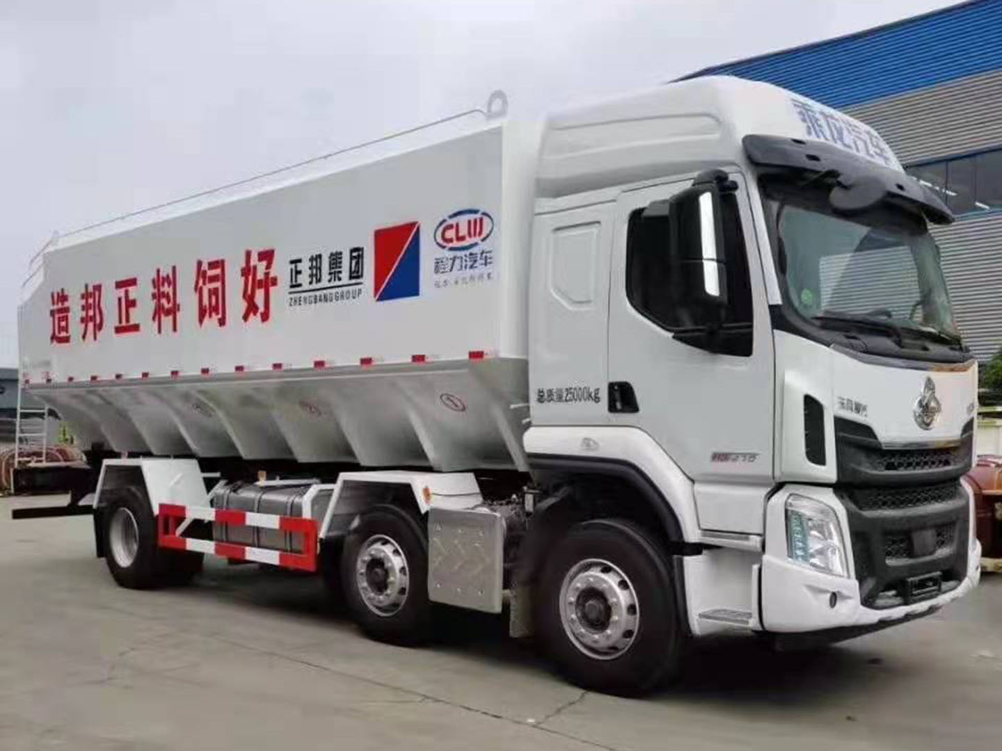 國(guó)六東風(fēng)柳汽乘龍30方散裝飼料車(chē)圖片
