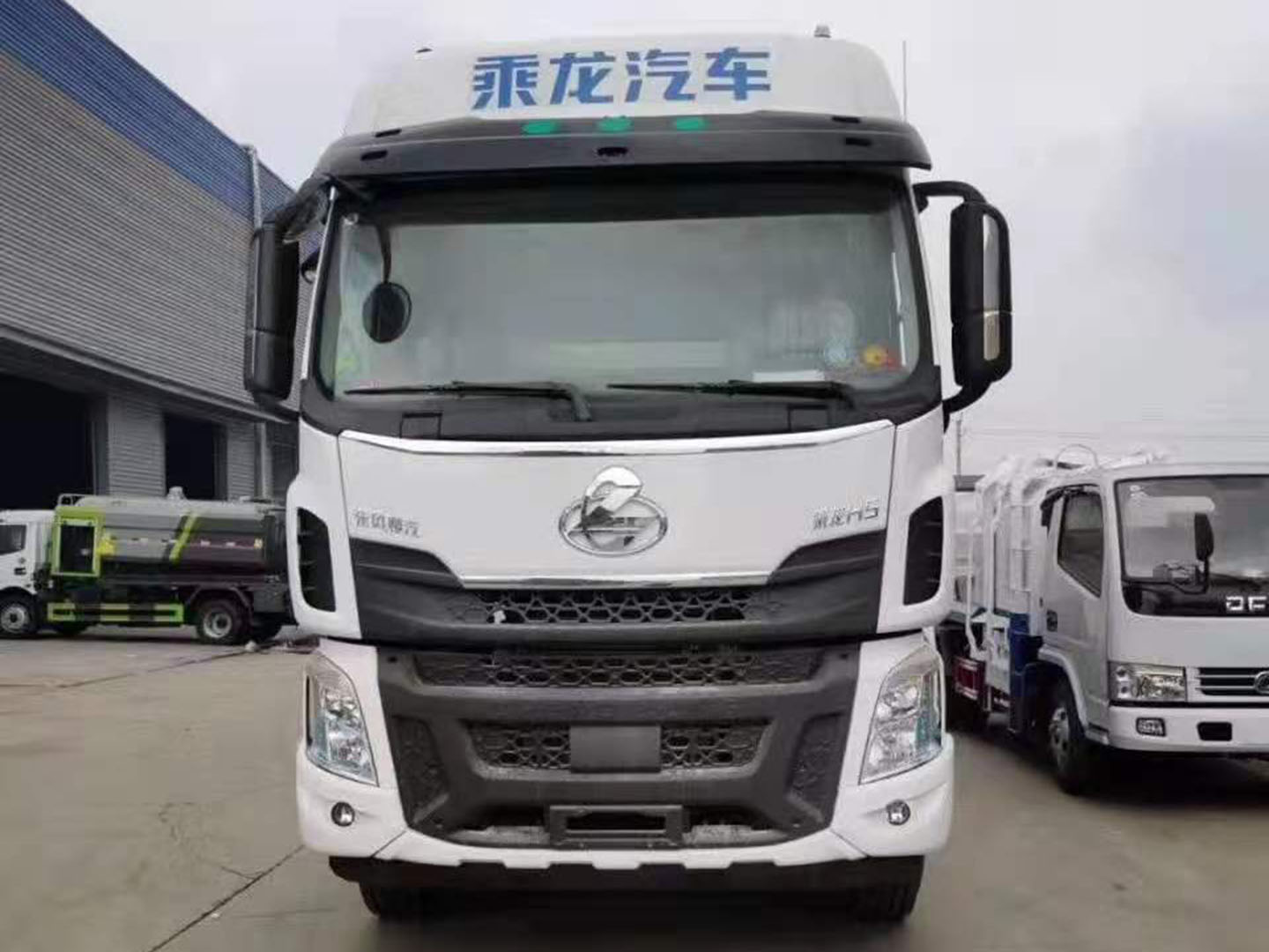 國(guó)六東風(fēng)柳汽乘龍30方散裝飼料車(chē)圖片
