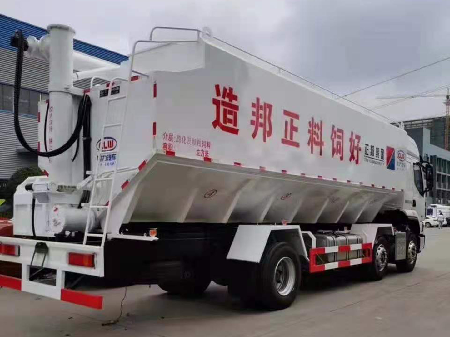 國(guó)六東風(fēng)柳汽乘龍30方散裝飼料車(chē)圖片
