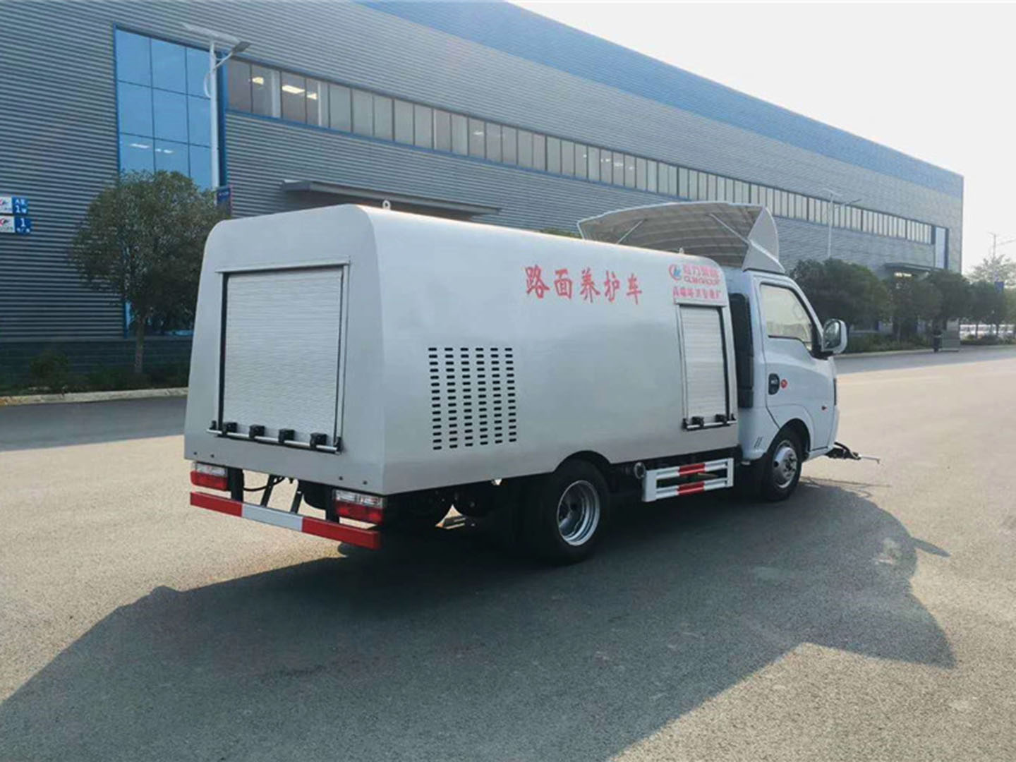 東風(fēng)途逸路面養(yǎng)護車