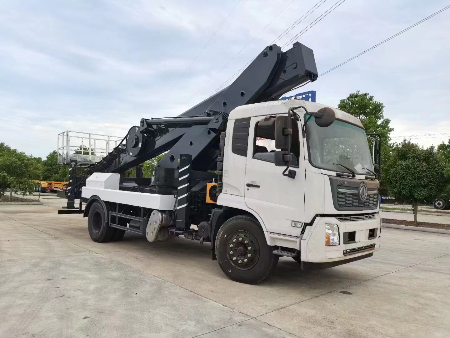 國(guó)六東風(fēng)天錦45米高空作業(yè)車(chē)側(cè)面圖
