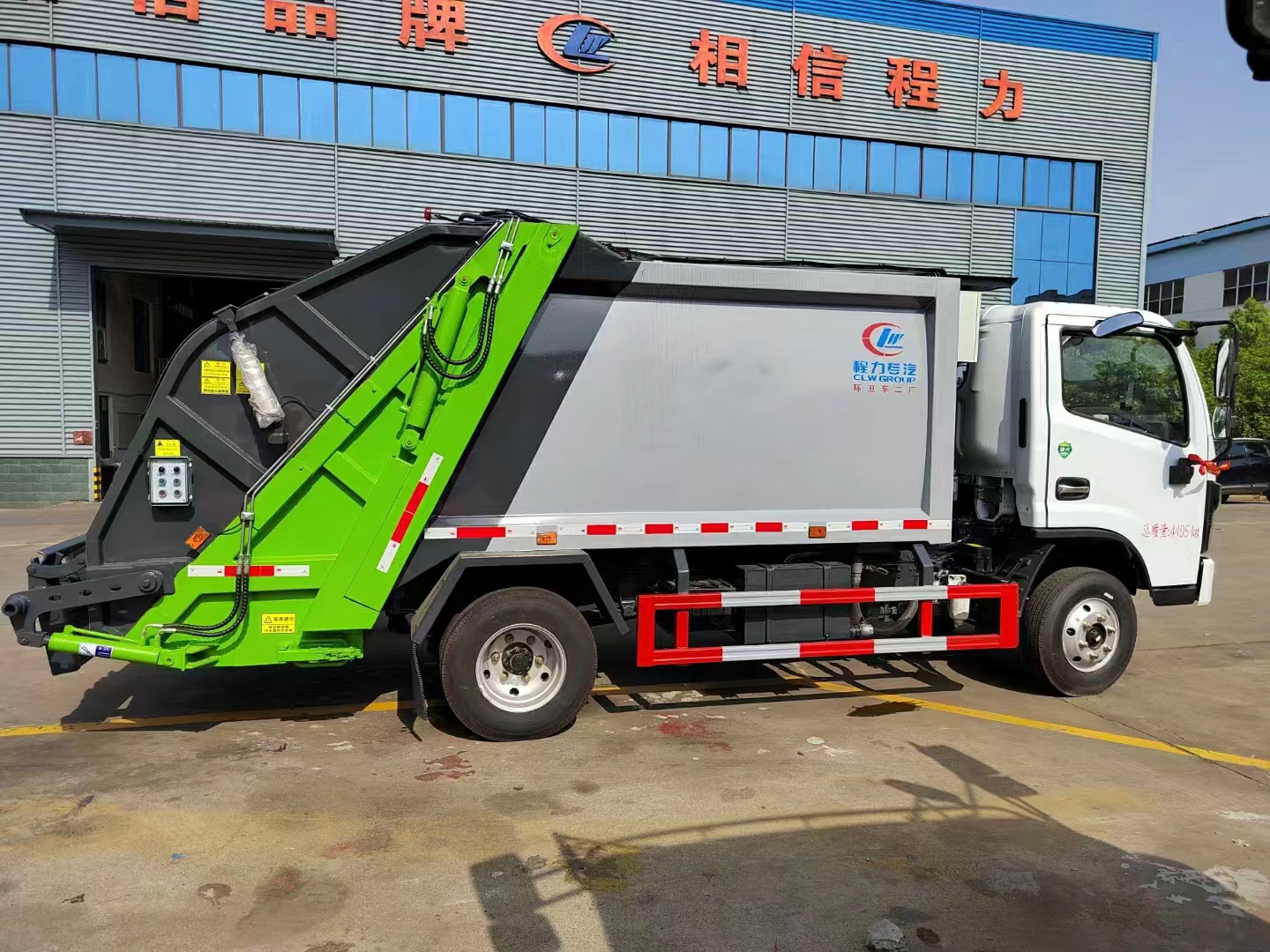 國(guó)六東風(fēng)福瑞卡壓縮式垃圾車(chē)正面圖