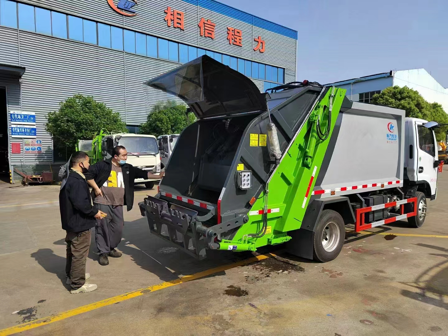 國(guó)六東風(fēng)福瑞卡壓縮式垃圾車(chē)正面圖