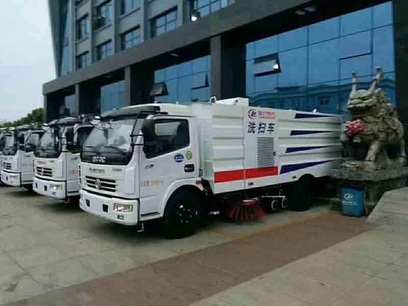發(fā)往廣西的洗掃車、人行道路面高壓清洗車