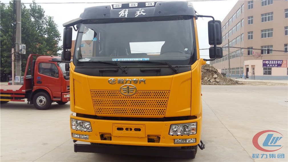 程力集團(tuán)解放單橋一托一清障車(chē)正面圖