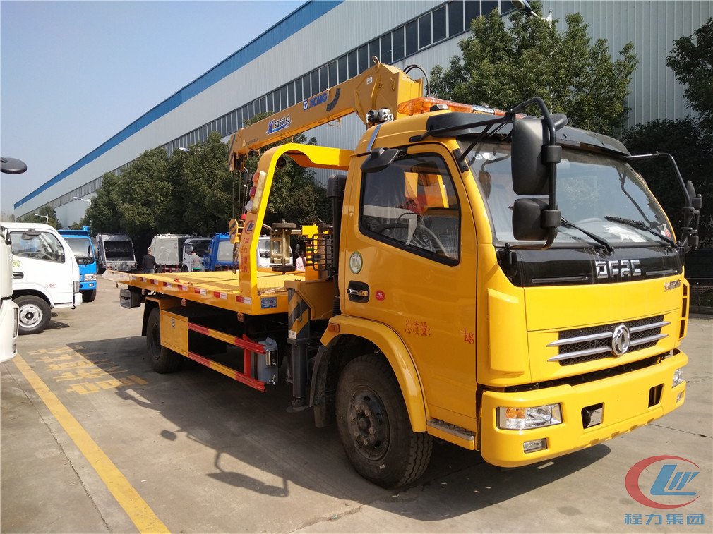 程力東風凱普特平板帶吊清障車側(cè)面圖
