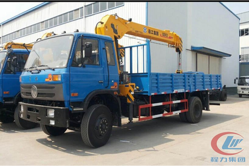 程力東風153 8噸隨車吊側(cè)面圖