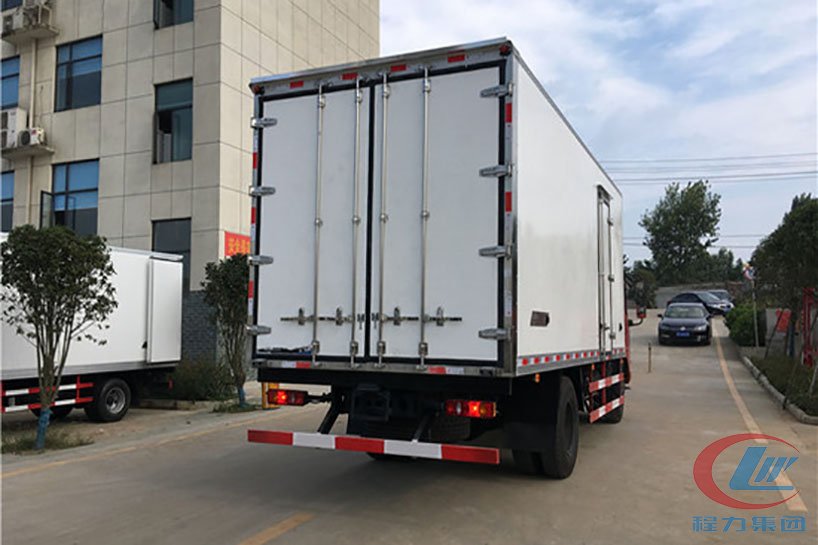 程力集團(tuán)東風(fēng)天錦冷藏車（廂長(zhǎng)6.1米）側(cè)面圖