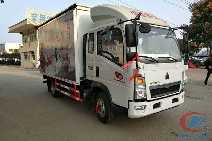 重汽豪沃3.8米廂長(zhǎng)舞臺(tái)車(chē)側(cè)面圖