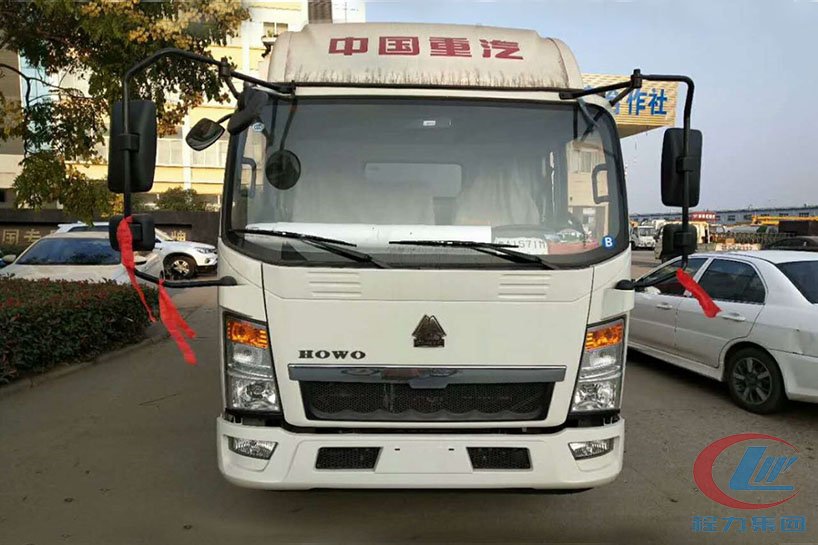 重汽豪沃3.8米廂長(zhǎng)舞臺(tái)車(chē)正面圖
