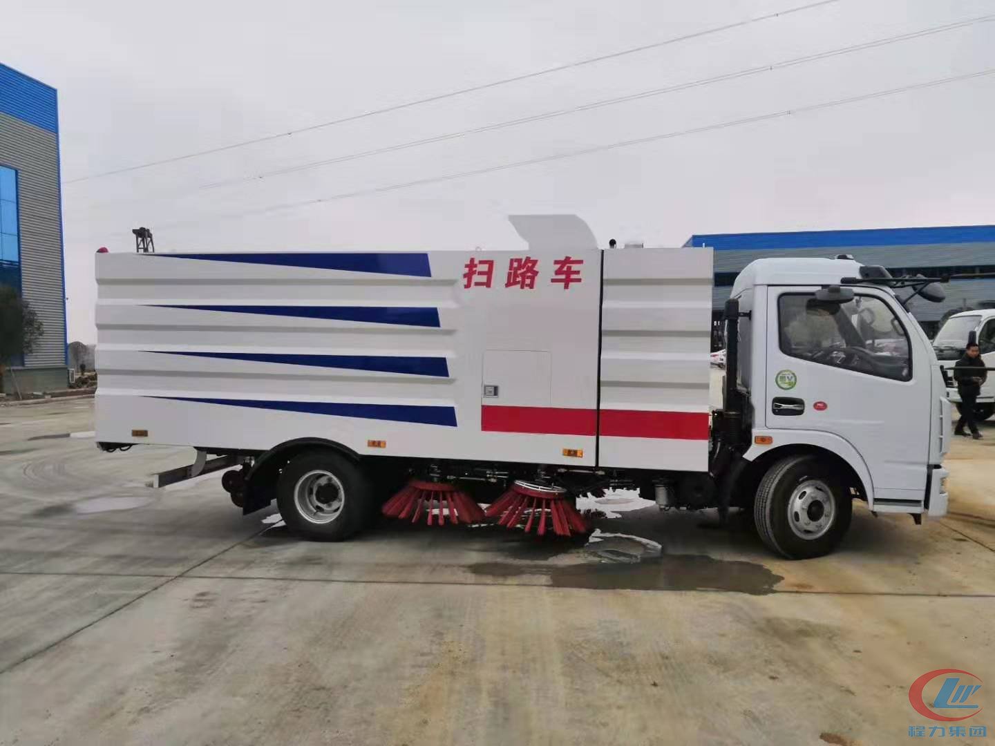 程力東風(fēng)多利卡D7掃路車(chē)側(cè)面圖