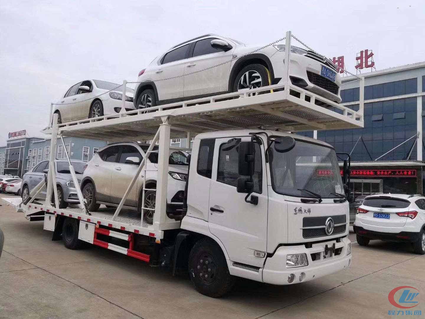 東風(fēng)天錦轎運(yùn)車(chē)側(cè)面圖