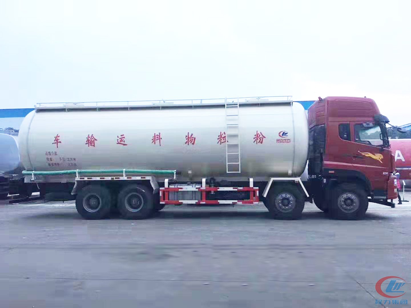 重汽斯太爾粉粒物料運(yùn)輸車(chē)