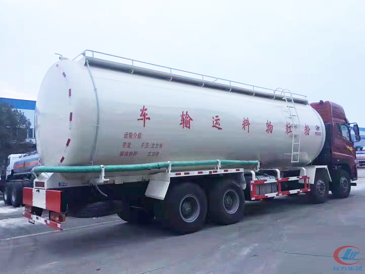 重汽斯太爾前四后八粉粒物料運(yùn)輸車(chē)