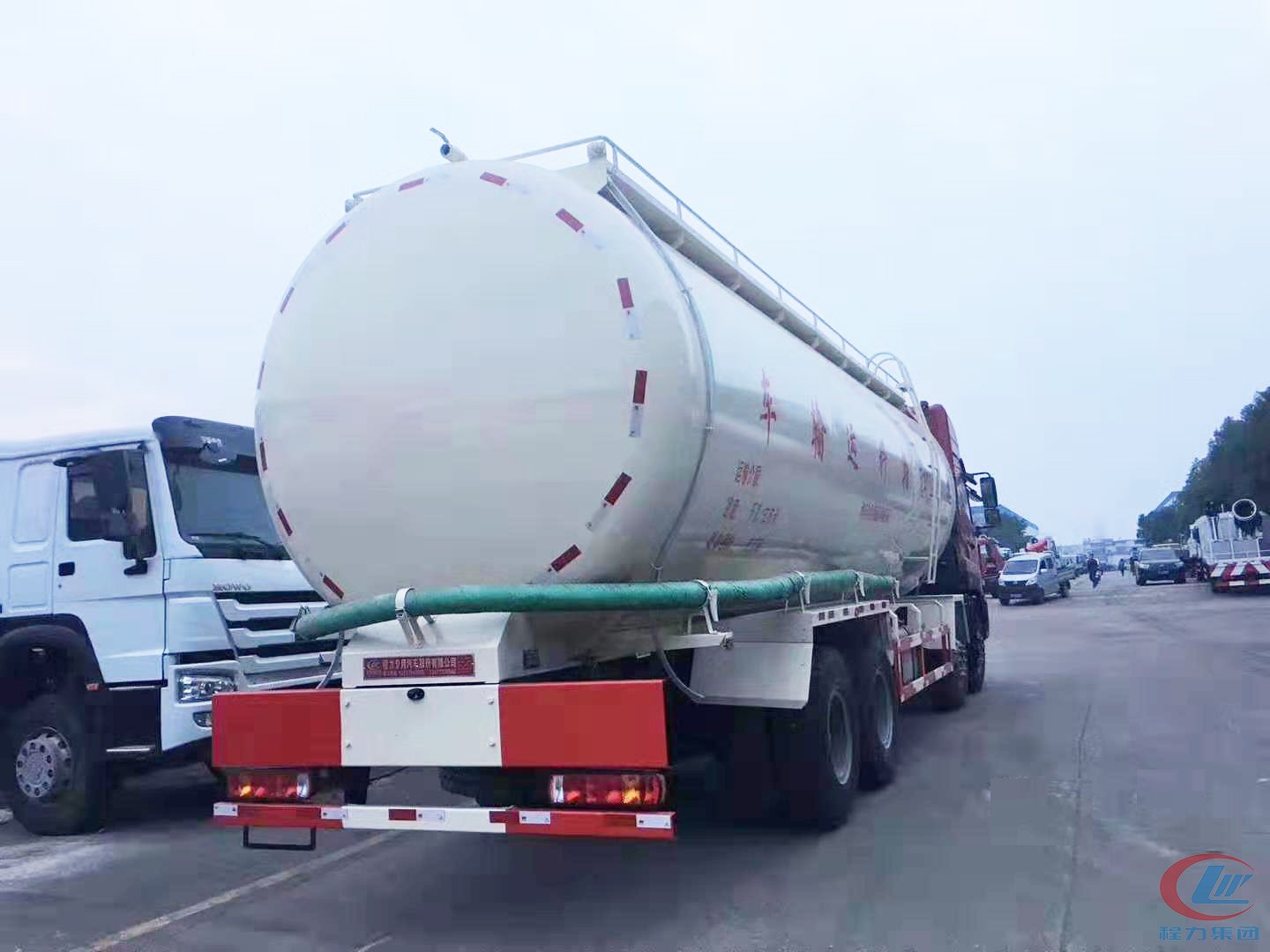 重汽斯太爾40方粉粒物料運(yùn)輸車(chē)