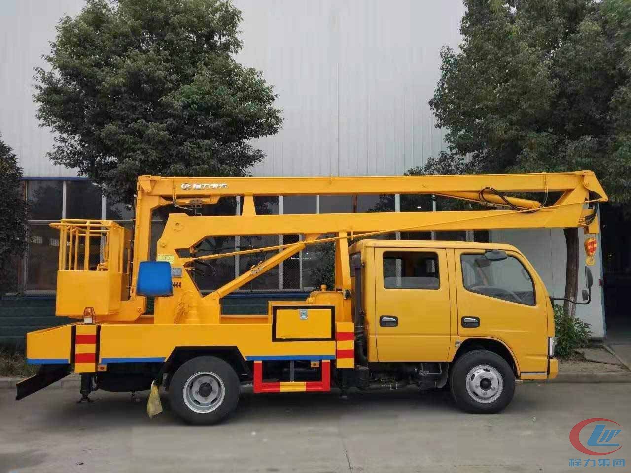 程力集團(tuán)東風(fēng)14米高空作業(yè)車(chē)側(cè)面圖