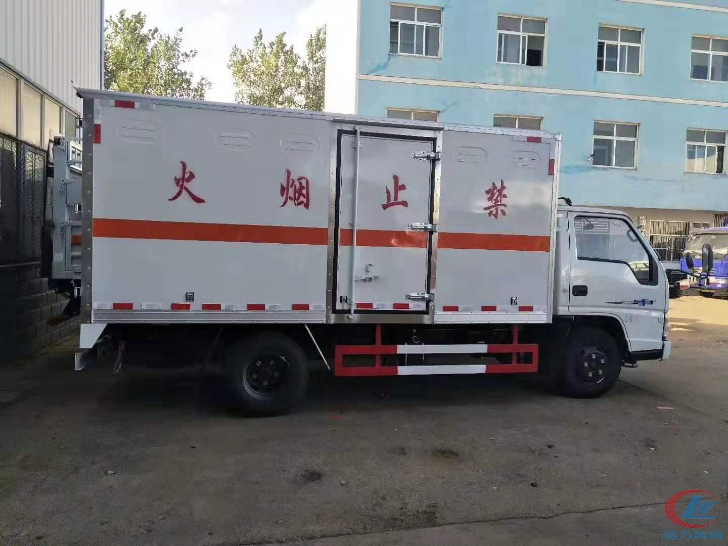 江鈴危險(xiǎn)品廂式運(yùn)輸車(chē)