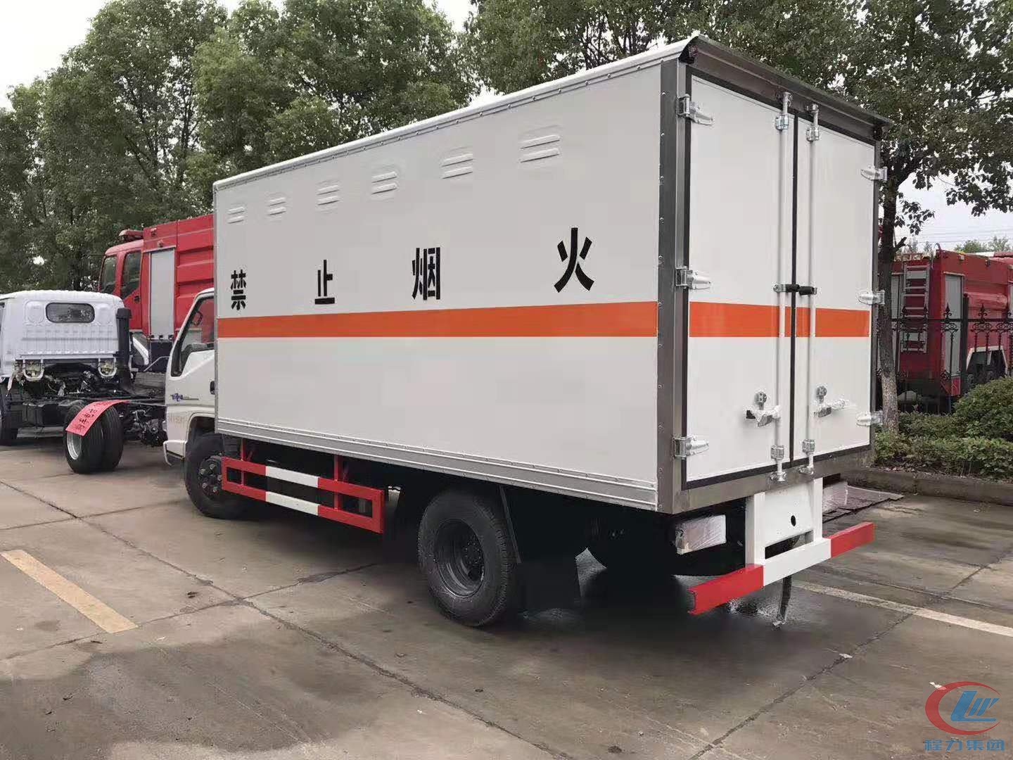 江鈴JMC危險(xiǎn)品廂式運(yùn)輸車(chē)