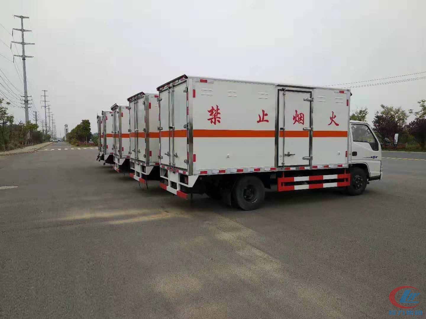 江鈴JMC危險(xiǎn)品廂式運(yùn)輸車(chē)批量發(fā)車(chē)