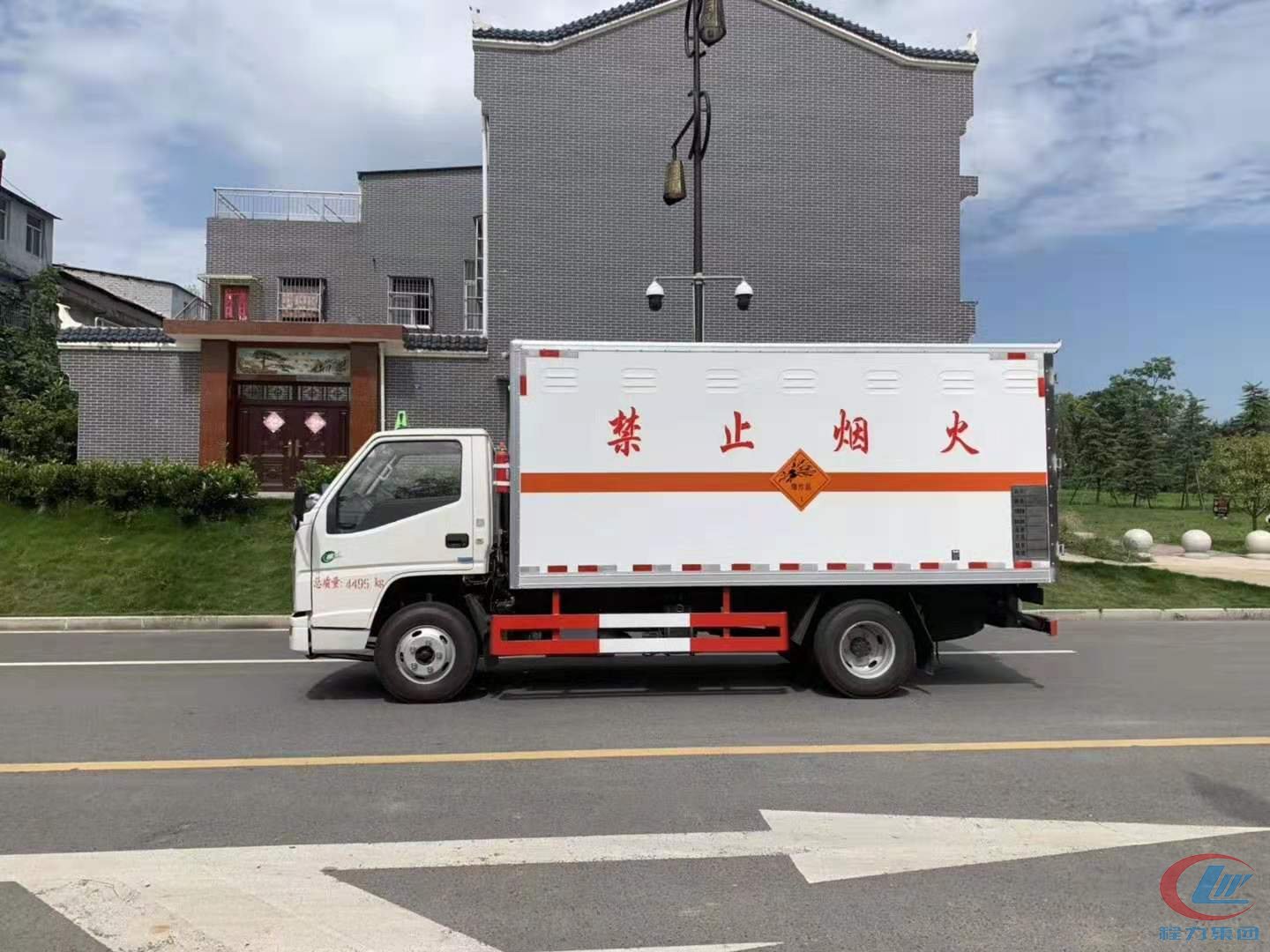 國(guó)六江鈴危險(xiǎn)品運(yùn)輸車(chē)