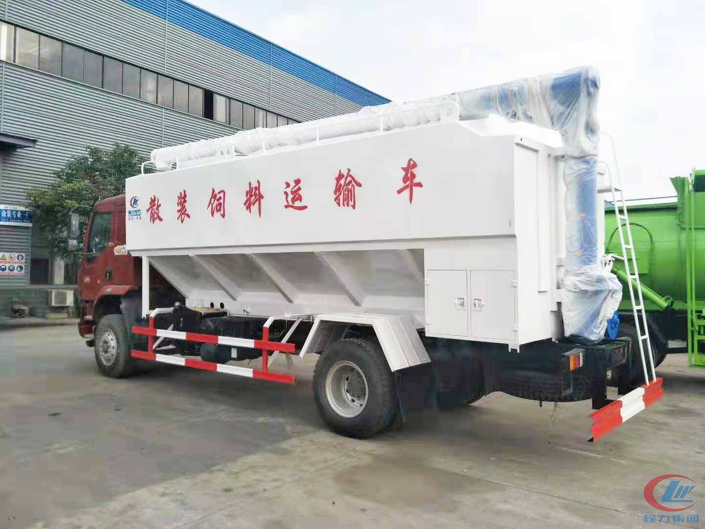 程力集團柳汽乘龍散裝飼料運輸車側(cè)面圖