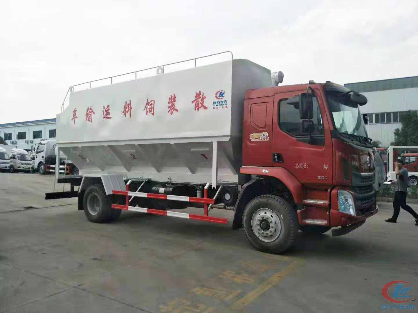 程力集團柳汽乘龍散裝飼料運輸車側(cè)面圖