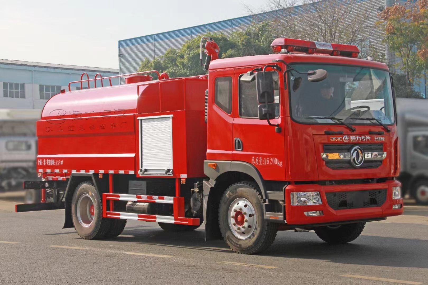 程力東風(fēng)多利卡D9消防灑水車(chē)45度角拍攝照片
