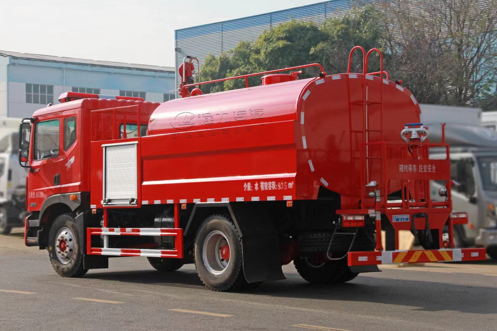 10方東風(fēng)多利卡D9消防灑水車(chē)尾部照片